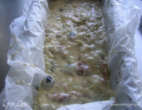 Выкладываем кекс в прямоугольную форму для запекания, смазанную маслом. Запекаем в духовке 180 гр 45-50 минут. Даем немного остыть и переворачиваем на решетку.
