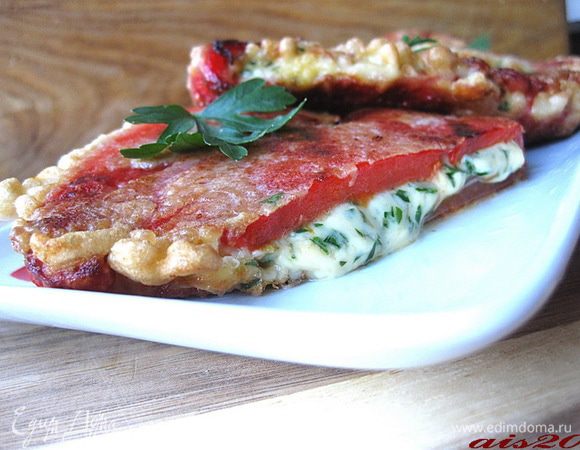 Перец очистить от кожицы и семян и нафаршировать сыром так, чтобы перец оставался плоским.
Перец обмакнуть в кляр и обжарить с дух сторон на разогретой сковороде с небольшим количеством растительного масла.
Приятного аппетита!