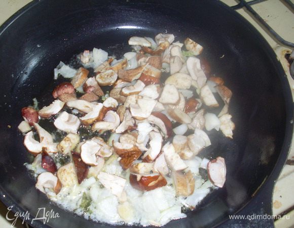 Нарезать лук, чеснок и грибы. Обжарить их на сливочном масле. когда грибы зазолотятся, посолить, поперчить и добавить сметану. Прогреть до закипания сметаны.