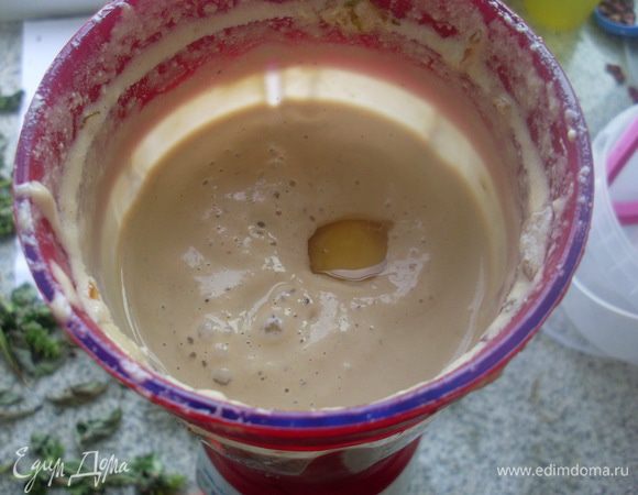 Взбить все в блендере, добавить яйцо и желток и снова взбить.