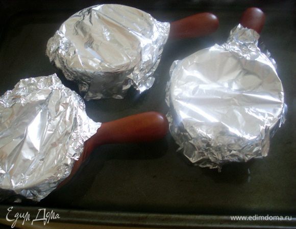 Поставить на противень, заполненный горячей водой, чтобы она доходила до высоты половины формочек. Выпекать в разогретой духовке при 140 градусах 40 минут.