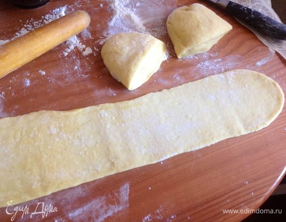 Тесто разделить на три равные части, и раскатать в небольшие полоски толщиной 1.5-2 см.