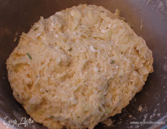 Смешать муку,тёртый картофель,луковицу,2 /3 части сыра и розмарин .