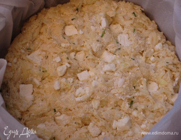 Венчиком взбить яйца,влить молоко,перемешать.Яично-молочную смесь влить в тесто,хорошо перемешать.