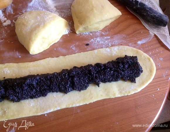 На полосы равномерно разложить маковую начинку.