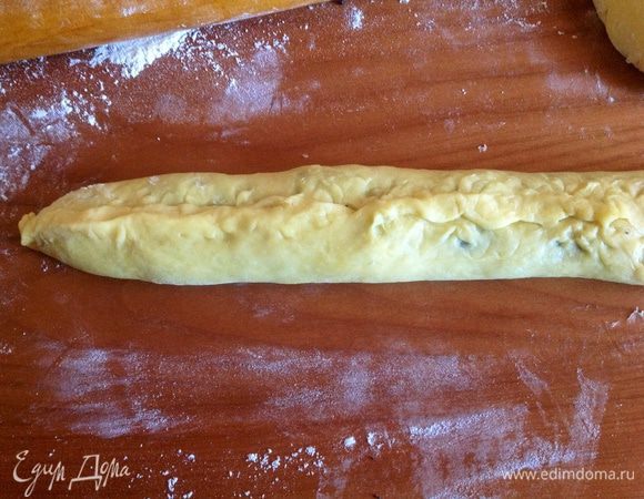 Края хорошо защипать,чтоб получился рулет.