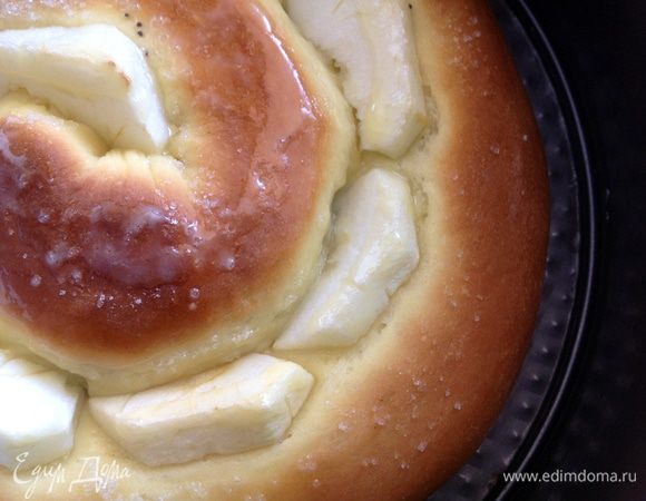 За 5 минут до готовности,пирог достать,смазать сливочным маслом и опять поставить в духовку.