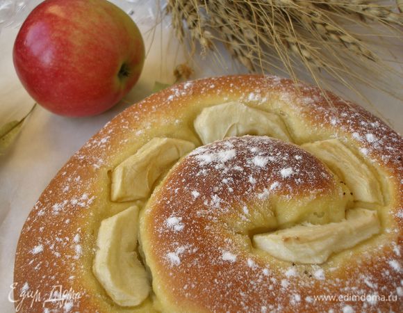 Готовый пирог остудить,посыпать сахаром и подавать с чаем,или молоком!)))