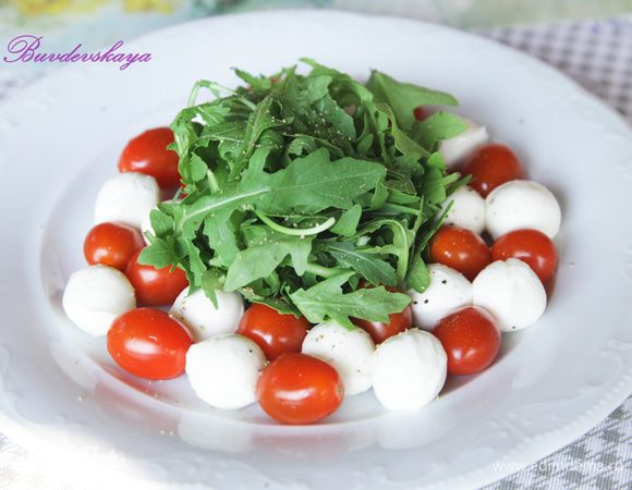 Черри вымыть, обсушить. Моцареллу вынуть из жидкости. Выложить чередуя помидорки и моцареллу вокруг руколы. Добавить свежемолотый перец и соль. Сбрызнуть оливковым маслом. Снять кулинарное кольцо.Сверху капрезе сделать круги из бальзамического соуса. ENJOY !