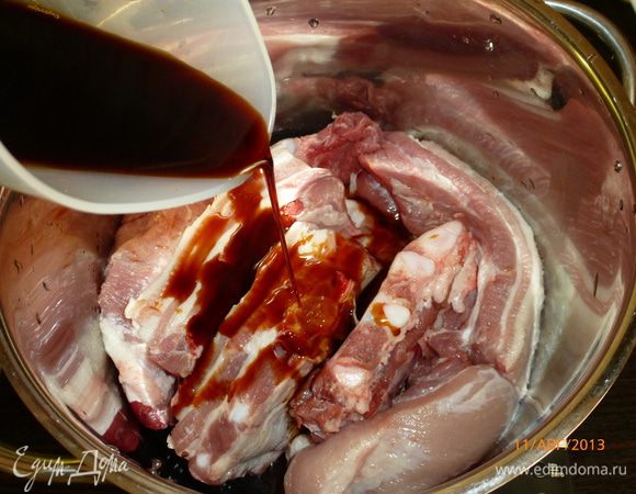 Заливаем ребрышки соевым соусом с добавлением винного уксуса. Добавляем в кастрюлю столько холодной воды, чтобы ребра были полностью ею покрыты.