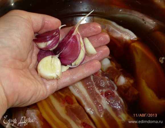 Не очищая, давим плоской стороной ножа чеснок и отправляем его в кастрюлю.