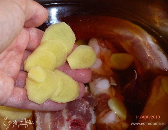 Корень имбиря очистить, нарезать тоненькими пластинками, отправляем в кастрюлю.