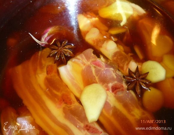 Добавляем и звездочки бадьяна. Все! Теперь остается только ждать! Ставим кастрюлю на плиту, доводим до кипения, уменьшаем огонь до слабого кипения и варим ребрышки 45-90 минут (все зависит от качества мяса, размера кусков, я варила 90 мин). В результате мясо должно получится очень мягким, но не опадать с костей.