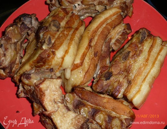 Когда ребрышки будут готовы, вынимаем их из кастрюли и даем им обсохнуть (или промокаем бумажным полотенцем).