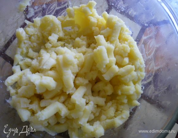 Сварить картофель в подсоленной воде. Потолочь.