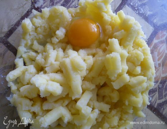 Добавить соль и яйцо, хорошо перемешать. Я делаю это толкушкой.
