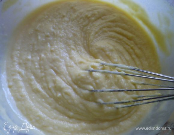 Затем добавить растопленный маргарин и молоко, перемешать.