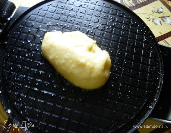 На горячую смазанную растительным маслом вафельницу выкладываем 1-2 столовые ложки картофельного теста.