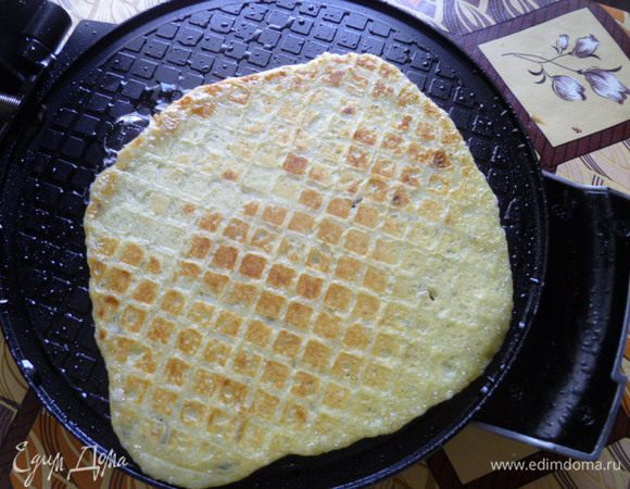 И выпекаем до золотистого цвета. Я пеку на режиме "5". Где-то минут 5-7.