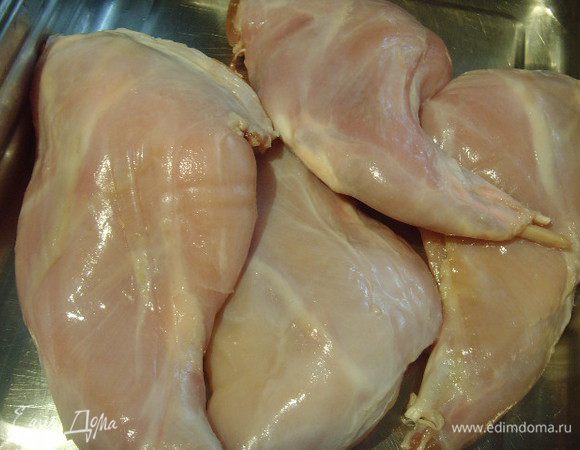 В оригинале предлагаеться из мелких частей кролика сварить бульон, в котором мясо потом должно тушиться. Но у меня были только кроличьи лапы и я заливала их для тушения овощным отваром, для которого перечислила ингридиенты выше. 