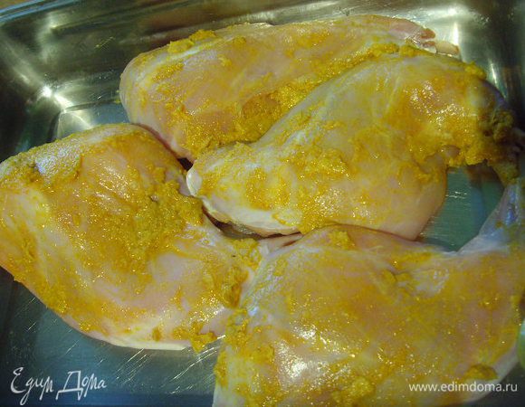 Чесночно - имбирную смесь втереть в мясо и оставить мариноваться при комнатной температуре около часа.