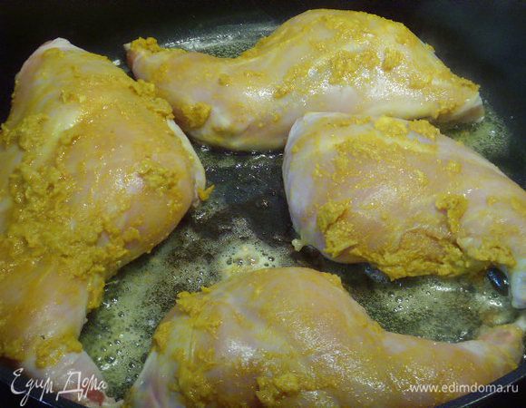 Обжарить кролика с одной стороны,