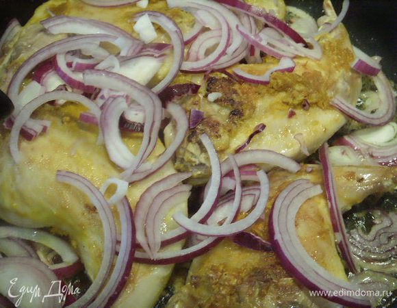 Перевернуть на вторую и добавить 3/4  количества красного лука, 