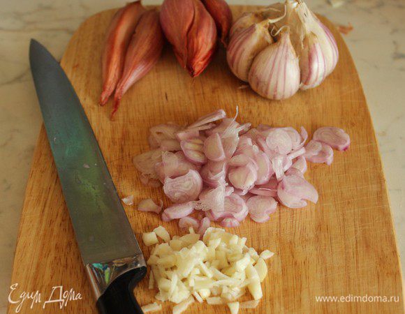 Лук нарезать колечками, чеснок мелко порубить.