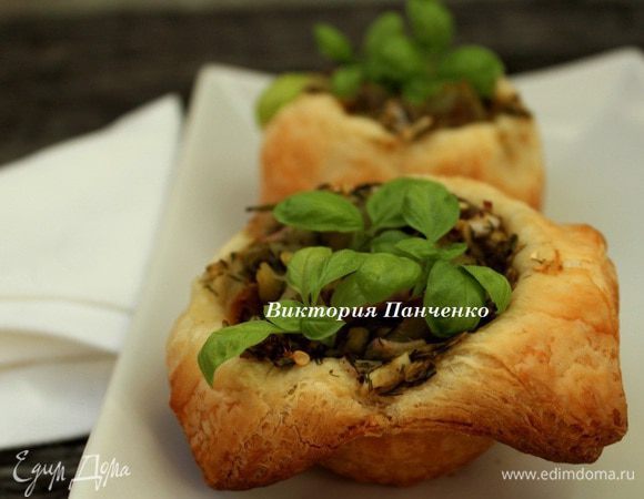 Через 5 минут наполнить корзинки из теста замаринованными овощами и запекать еще 8-10 минут.  Можно сделать один большой пирог. Тоже будет замечательно!!!!!!!!!! Приятного аппетита!!!!!!!!!!!!!