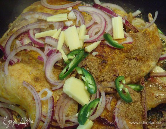 Молотый кориандр, чили и нарезанный соломкой имбирь.