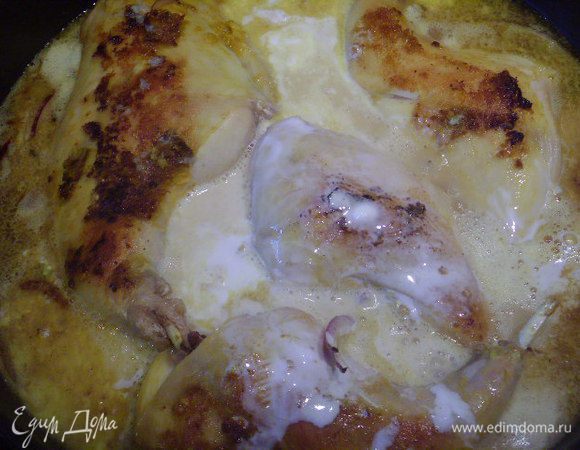 Залить бульоном, белым вином, соком лайма и 1/2 баночки кокосового молока. Тушить под крышкой  до готовности кролика.