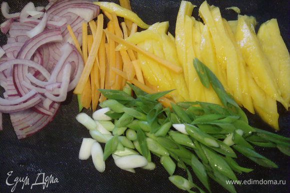 Для салата нарезать соломкой морковку, манго, зелёный лук овальными колечками . Выжать сок лимона.