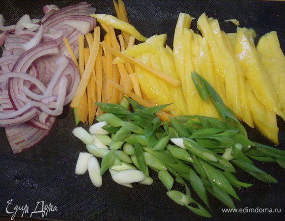 Для салата нарезать соломкой морковку, манго, зелёный лук овальными колечками . Выжать сок лимона. 