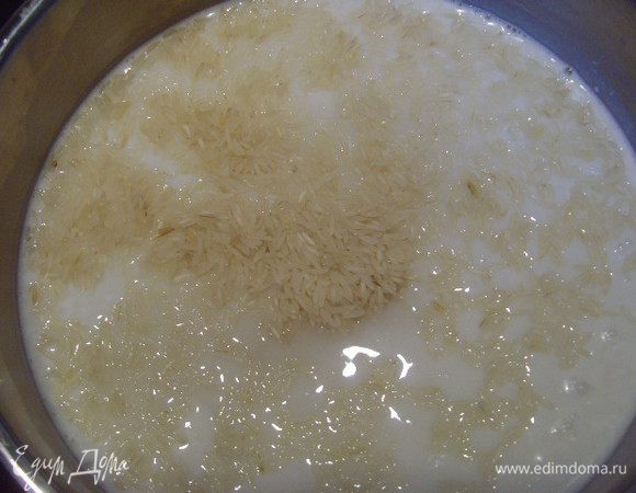 Рис отварить в оставшейся половине баночки кокосового молока, разбавленного водой ( до необходимого кол- ва жидкости в соответствии  1: 2 )  с добавлением соли, сахара и чуточки имбиря.