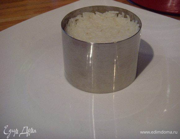 Рис выложить в формовочное кольцо,
