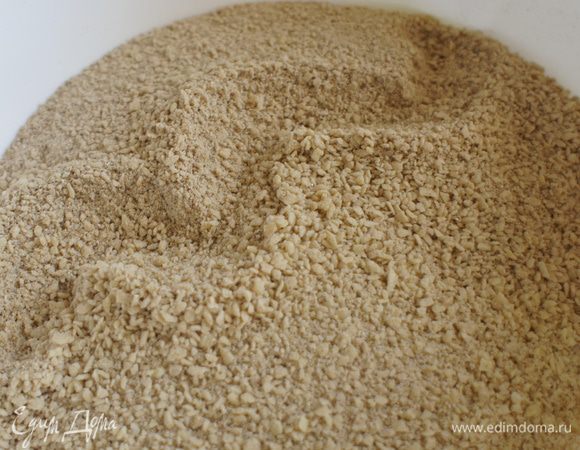 В миске смешать гречневую муку, разрыхлитель и молотый миндаль.
