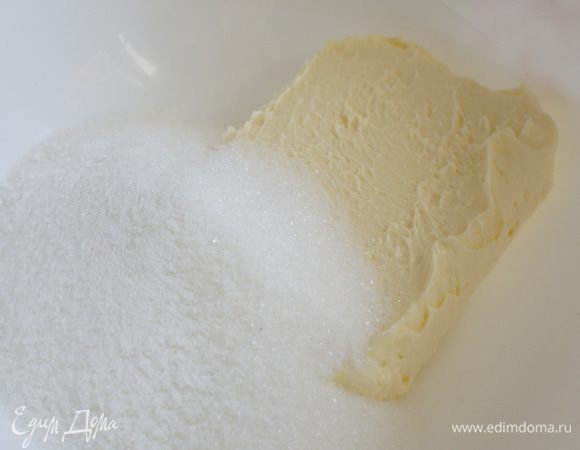 В другой миске соединить размягченное сливочное масло, сахар, ванилин. Взбить с помощью миксера (блендера).