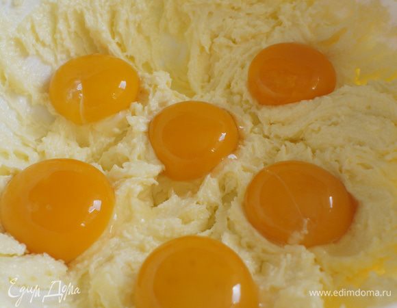 К взбитому маслу добавить 6 желтков. 
