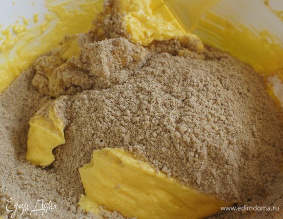 Добавить смесь из гречневой муки и молотого миндаля. Перемешать.