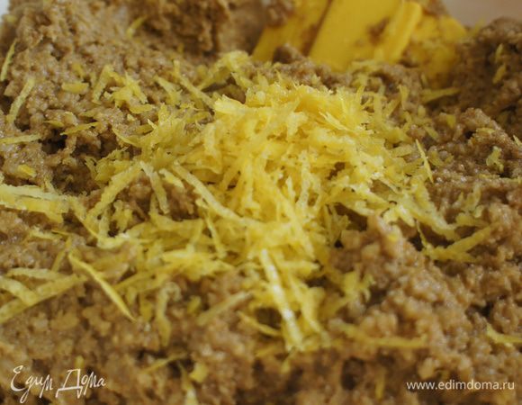 Добавить цедру лимона. Еще раз перемешать.