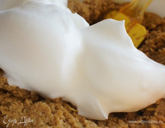 Отдельно взбить белки с 1 ст.л. лимонного сока и аккуратно подмешать их в тесто.