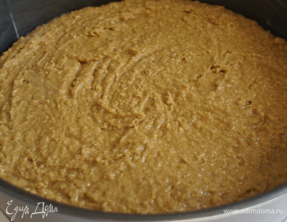 Тесто выложить в форму, смазанную сливочным маслом. И поставить в разогретую до 180 гр. духовку.