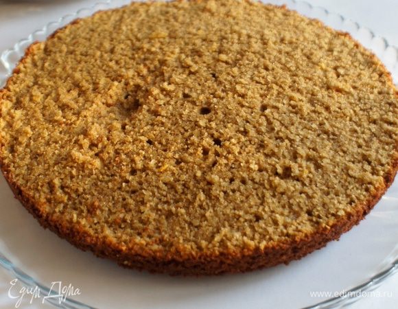 Достать готовый гречневый торт из духовки и полностью остудить. Извлечь из формы и разрезать пополам.