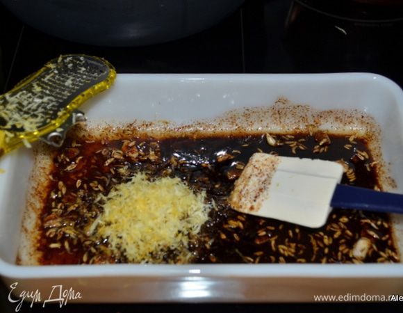 Смешать все ингредиенты кроме куска мяса.
