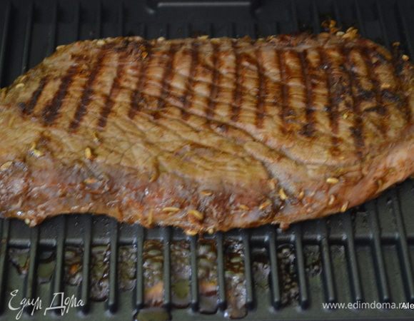 Снять с куска говядины маринад. Выложить на разогретый гриль или в духовку.
Готовим 8 мин. одна сторона или до полной готовности. Дадим постоять 5 мин.