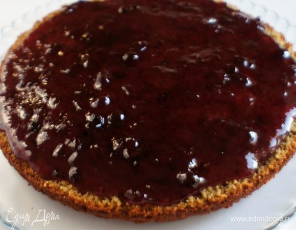 На нижний корж выложить клюквенный джем (или любой другой джем по вашему вкусу: малиновый, смородиновый, брусничный....).