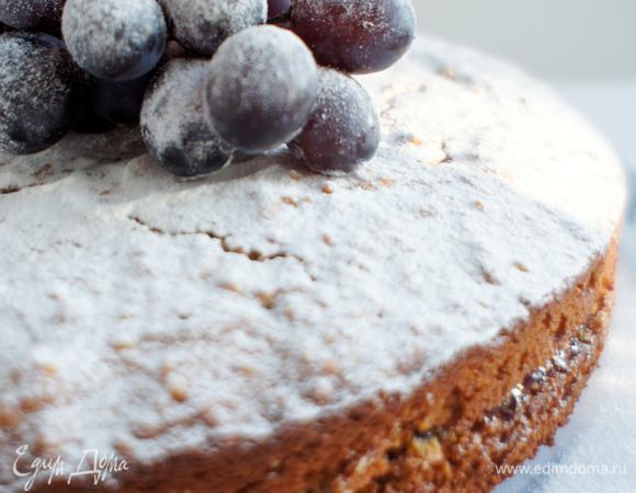 Готовый торт посыпать сахарной пудрой. Украсить ягодами или фруктами и подавать.