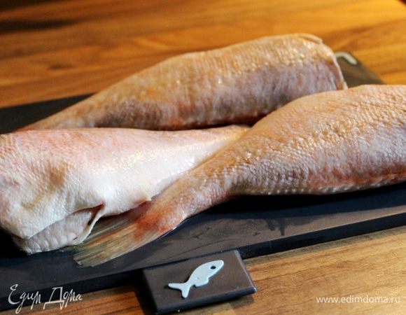 Рыбу очистить, выпотрошить и промыть. Плавники срезать.