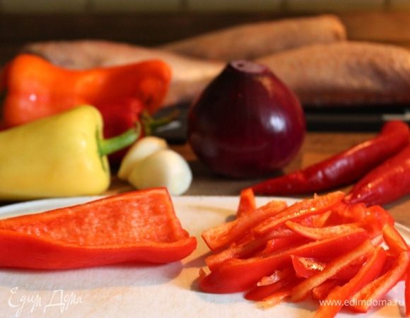 Сладкий перец, помидоры и лук очистить и нарезать крупными дольками. Чеснок и острый перец измельчить.