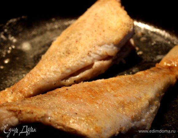 Рыбу посолить и поперчить, обвалять в муке и обжарить на растительном масле до румяной корочки. Переложить окуня в большую форму для дальнейшего запекания. Если вы готовите 1 большую рыбу, то удобнее использовать презентабельную форму, которую можно поставить на стол.